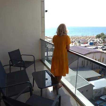 Apartment 2 Identice Si Alaturate, Ambele Cu La Mare